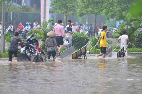 Giải[-]cứu[-]xe[-]máy[-]ngập[-]nước[-]trên[-]đường[-]Phạm[-]Hùng